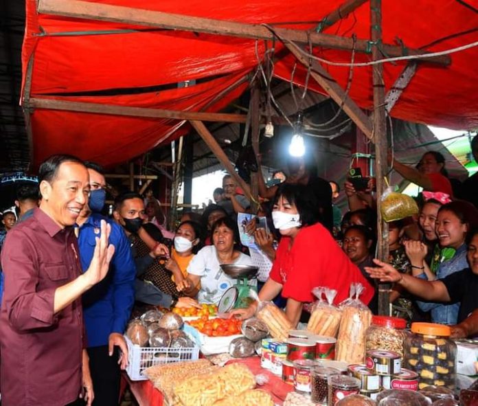Pedagang Pasar Pinasungkulan Histeris Didatangi Presiden Jokowi
