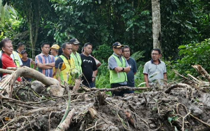 Bupati Joune Ganda Turun Langsung Pantau Wilayah Terdampak Banjir di Talawaan