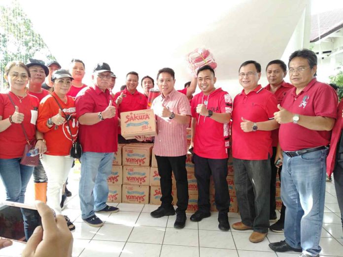 Wabup Robby Dondokambey Serahkan Bantuan Pemkab Minahasa untuk Korban Banjir Manado